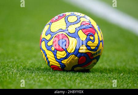 London, Großbritannien. 02nd Dez 2021. LONDON, England - DEZEMBER 02: Matchball während der Premier League zwischen Tottenham Hotspur und Brentford im Tottenham Hotspur Stadion, London, England am 02nd. Dezember 2021 Credit: Action Foto Sport/Alamy Live News Stockfoto