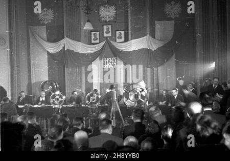 Warszawa, 1947-01-01. Losowanie obligacji Premiowej Po¿yczki Odbudowy Kraju. NZ. ci¹gniêcie losów. bb/gr PAP/Jerzy Baranowski Warschau, 1. Januar 1947. Lotterie-Darlehen für den Wiederaufbau des Landes. Abgebildet: Loszeichnung. bb/gr PAP/Jerzy Baranowski Stockfoto