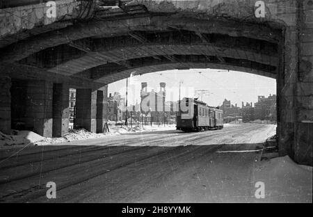 Warszawa, 1947. Zniszczenia wojenne stolicy. NZ. ul. Bonifraterska, przebicie przez dawn¹ oficynê pa³acu Krasiñskich. W g³êbi po lewej zrujnowany koœció³ pw. Najœwiêtszej Marii Panny Królowej Polski. Z prawej plac Krasiñskich. ms PAP/Stanis³aw D¹browiecki Warschau, 1947. Kriegsschäden in der Hauptstadt. Im Bild: Bonifraterska-Straße, der Durchgang durchbohrt durch das Nebengebäude des Krasinski-Palastes. In der Rückseite auf der linken Seite zerstört Heilige Jungfrau Maria Königin von Polen Kirche. Rechts der Krasinskich Platz. ms PAP/Stanislaw Dabrowiecki Stockfoto