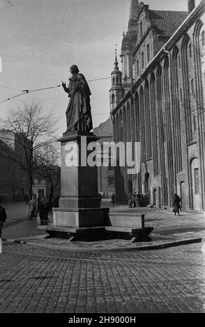 Toruñ, 1947, wiosna. Wygl¹d toruñskiej starówki po zakoñczeniu II wojny œwiatowej. NZ. pomnik polskiego astronomia Miko³aja Kopernika (urodzonego 19 lutego 1473 w Toruniu, zmar³ego 24 maja 1543 we Fromborku) i ratusz na rynku Starego Miasta. bb/pp PAP Torun, Frühjahr 1947. Toruns Altstadt nach WW2. Im Bild: Das Denkmal des polnischen Astronomen Nicolaus Copernicus (geboren am 19. Februar 1473 in Torun, gestorben am 24. Mai 1543 in Frombork) und das Alte Rathaus. bb/pp PAP Stockfoto