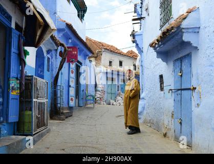 Traditionell blau bemalte Häuser in der Medina von Chefchaouen in den Rif-Bergen im Norden Marokkos. Stockfoto