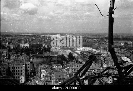 Warszawa, 1947, wiosna. Œródmieœcie widziane ze zrujnowanego 'Prudentialu' na pl. Wareckim. NZ. widok w stronê pó³nocn¹. Na pierwszym planie Fragment konstrukcji stalowej wie¿owca. Z lewej bry³a koœcio³a ewelgelicko-augsburskiego pw. œw. Trójcy przy ulicy Kredytowej, na œrodku w g³êbi Plac Zwyciêstwa. Straty materialne poniesione przez Warszawê w wyniku dzia³añ II wojny œwiatowej zosta³y oszacowane na sumê 45 mld 300 mln dolarów. bb/pp PAP Warschau, Frühjahr 1947. Warschaus Innenstadt von den Ruinen des Prudential-Gebäudes am Warecki-Platz aus gesehen. Im Bild: Die Nordseite. In der Mitte A Stockfoto