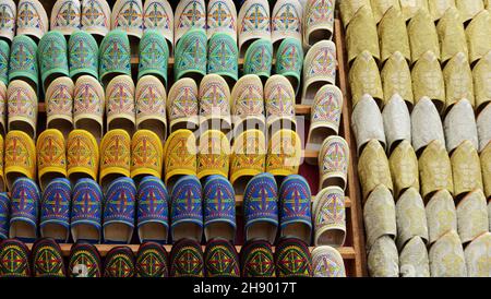 Traditionelle marokkanische Souvenirs, die von Geschäften in der alten Medina von Chefchaouen, Marokko, verkauft werden. Stockfoto