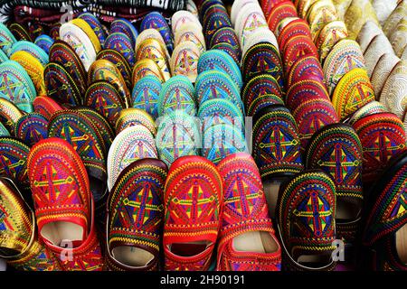 Traditionelle marokkanische Souvenirs, die von Geschäften in der alten Medina von Chefchaouen, Marokko, verkauft werden. Stockfoto