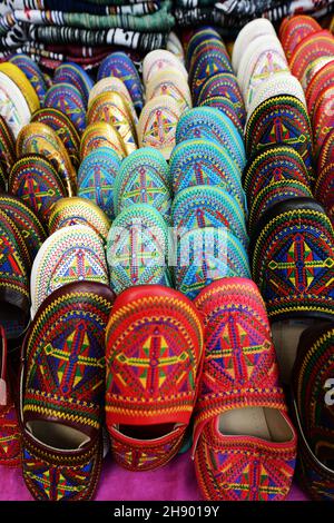 Traditionelle marokkanische Souvenirs, die von Geschäften in der alten Medina von Chefchaouen, Marokko, verkauft werden. Stockfoto