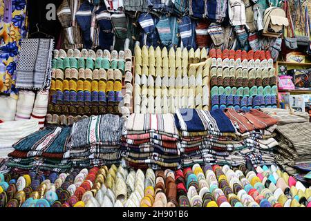 Traditionelle marokkanische Souvenirs, die von Geschäften in der alten Medina von Chefchaouen, Marokko, verkauft werden. Stockfoto