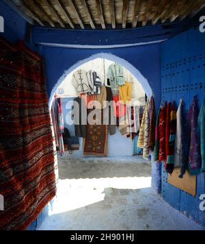 Traditionelle marokkanische Souvenirs, die von Geschäften in der alten Medina von Chefchaouen, Marokko, verkauft werden. Stockfoto