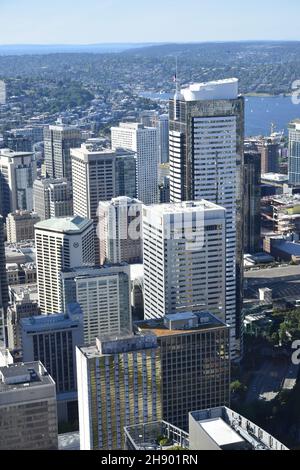 Blick auf Seattle und seine Umgebung von der Aussichtsplattform auf dem Columbia Center, dem höchsten Turm von Seattle Stockfoto