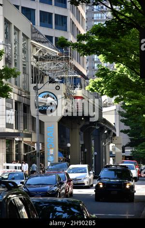 Seattle's ikonische Alweg Monorail von Westlake zum Seattle Center, gebaut für die Weltausstellung 1962, die Century 21 Exposition Stockfoto