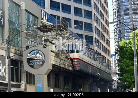 Seattle's ikonische Alweg Monorail von Westlake zum Seattle Center, gebaut für die Weltausstellung 1962, die Century 21 Exposition Stockfoto