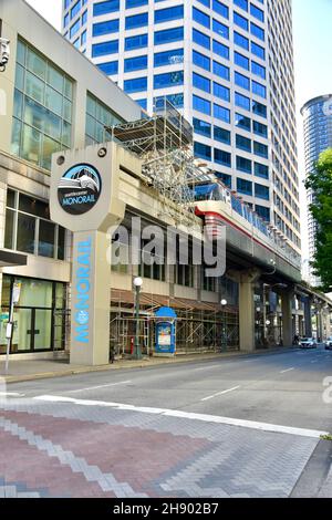 Seattle's ikonische Alweg Monorail von Westlake zum Seattle Center, gebaut für die Weltausstellung 1962, die Century 21 Exposition Stockfoto