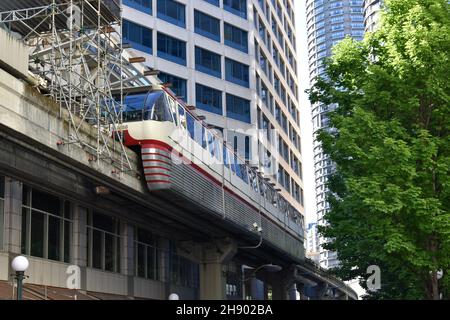 Seattle's ikonische Alweg Monorail von Westlake zum Seattle Center, gebaut für die Weltausstellung 1962, die Century 21 Exposition