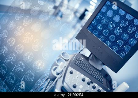 MRT-Scan-Ergebnis auf der Anzeige eines medizinischen Computers und Bildprojektion auf dem Hintergrund des Krankenhausflures. Stockfoto