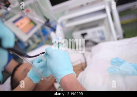 Brohchoskopie Prozess zum bewusstlosen Patienten in der Intensivstation. Stockfoto