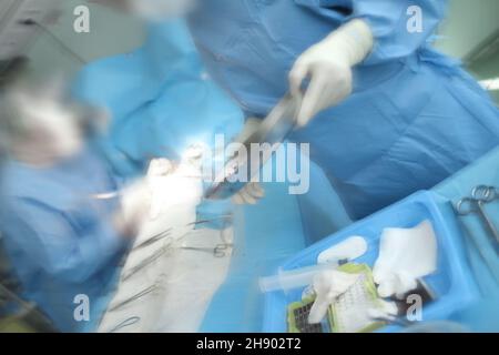 Arbeiten Chirurgen während des Notfalloperationsprozesses, unfokussierter Hintergrund. Stockfoto