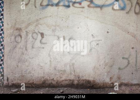 Betonwand Hintergrund des Grunge-Gebäudes mit Platz für die Gestaltung. Stockfoto