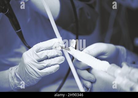Endoskopische Bronchoskopie Verfahren an den Patienten durch medizinisches Team durchführen. Stockfoto