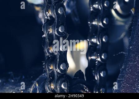 Staubige Kette und das Kettenrad als Teil der Maschine. Stockfoto