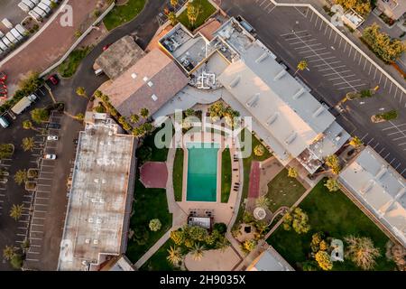 Hotel mit Swimmingpool. Drohne über Kopf geschossen. Stockfoto