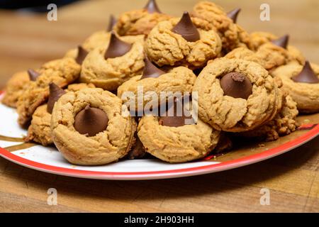 Haufen Erdnussbutter-Kekse auf einem festlichen Teller. Stockfoto