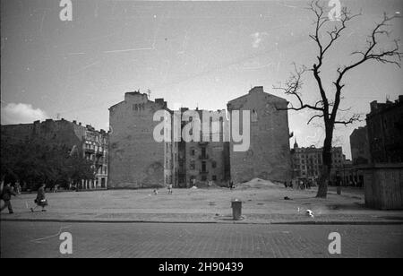 Warszawa, 1947. Plac przy ulicy Jagielloñskiej (na placu w latach 1948-1949 wybudowano kino Praha), z lewej ulica Szeroka, z prawej ulica Stefana Okrzei. wb/gr PAP Dok³adny miesi¹c i dzieñ wydarzenia nieustalone. Warschau, 1947. Ein Platz in der Jagiellonska Straße (das Kino Praha wurde hier in 1948-1949 gebaut), auf der linken Szeroka Straße, auf der rechten Stefana Okrzei Straße. wb/gr PAP Stockfoto