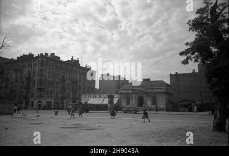 Warszawa, 1947. Plac przy ulicy Jagielloñskiej (na placu w latach 1948-1949 wybudowano kino Praha), z lewej skrzy¿owanie z ulic¹ Stefana Okrzei. wb/gr PAP Dok³adny miesi¹c i dzieñ wydarzenia nieustalone. Warschau, 1947. Ein Platz in der Jagiellonska Straße (das Kino Praha wurde hier in 1948-1949 gebaut), auf der linken Seite die Kreuzung mit Stefana Okrzei Straße. wb/gr PAP Stockfoto