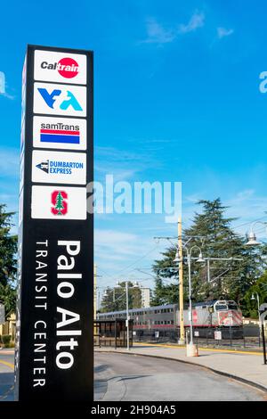 Beschilderung zum Palo Alto Transit Center mit den Namen der öffentlichen Verkehrsmittel - SamTrans, Caltrain, VTA, Dumbarton Express - Palo Alto, Calif Stockfoto