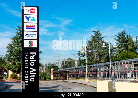 Außenansicht des Palo Alto Transit Center. Wegweiser mit Namen der öffentlichen Verkehrsmittel - SamTrans, Caltrain, VTA, Dumbarton Express Stockfoto