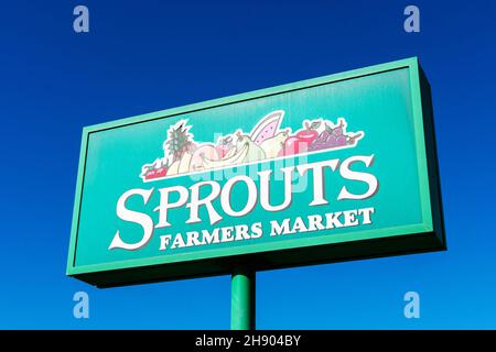 Sprouts Farmers Market Schild auf dem Schild. Blauer Himmel - San Jose, Kalifornien, USA - 2021 Stockfoto