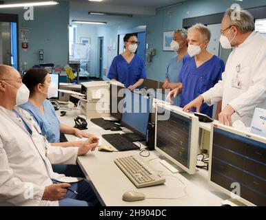 Wittenberg Lutherstadt, Deutschland. 02nd Dez 2021. Auf der Intensivstation Corona des Evangelischen Krankenhauses Paul Gerhard Stift diskutieren Ärzte, Krankenschwestern und Pfleger nach der Stationsrunde über die weitere Versorgung. Das Krankenhaus in Wittenberg hat seine üblichen 10 Intensivstationen auf 16 erhöht, die derzeit alle belegt sind. Quelle: Waltraud Grubitzsch/dpa-Zentralbild/dpa/Alamy Live News Stockfoto