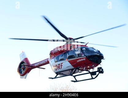 Wittenberg Lutherstadt, Deutschland. 02nd Dez 2021. Eine an Covid 19 erkrankt Schwangere wird mit einem DRF-Luftrettungshubschrauber von der Corona-Intensivstation des Evangelischen Krankenhauses Paul Gerhard Stift nach Halle/Saale geflogen. Aus medizinischen Gründen wird die Frau in das Pränatalzentrum des Universitätsklinikums in Halle verlegt. Das Krankenhaus in Wittenberg hat seine sonst 10 Intensivstationen auf 16 erhöht, die derzeit alle belegt sind. Quelle: Waltraud Grubitzsch/dpa-Zentralbild/dpa/Alamy Live News Stockfoto