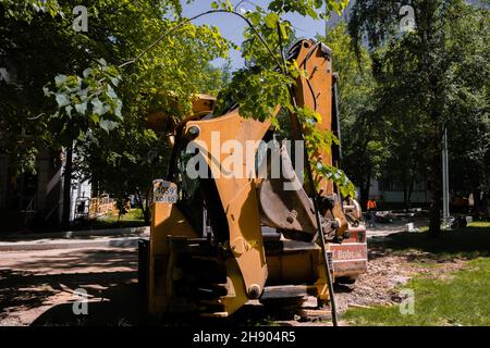 Moskau, Russland, 03.06.2021. Bagger auf Sandkasten während Erdarbeiten . Hochwertige Fotos Stockfoto