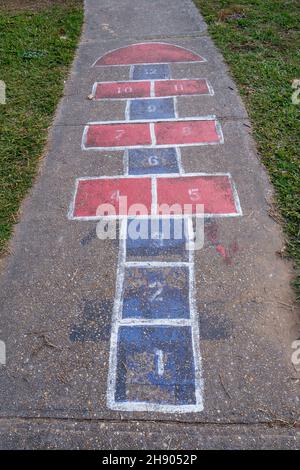 Hopscotch Spiel auf dem Bürgersteig im Marsalis Harmony Park in New Orleans, Louisiana, USA Stockfoto