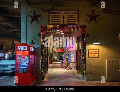 Fort Worth, NOVEMBER 27 2021, Nachtansicht der Stockyards Station Stockfoto