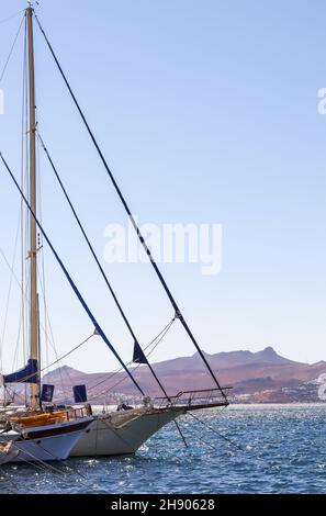 Segelboote im blauen Meer vor der Kulisse von Inseln und Bergen. Sport und Sommerferien Konzept Stockfoto