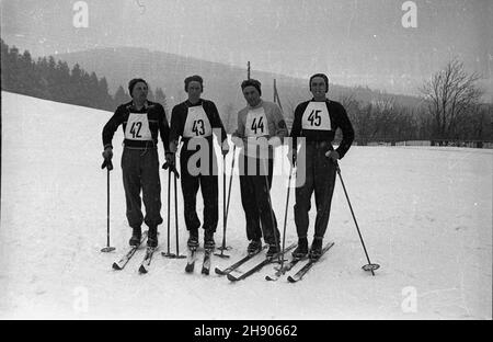 Polska, 1947. Narciarze na trasie. kw PAP Dok³adny miesi¹c i dzieñ wydarzenia nieustalone. Polen, 1947. Skifahrer auf einer Strecke. kw PAP Stockfoto