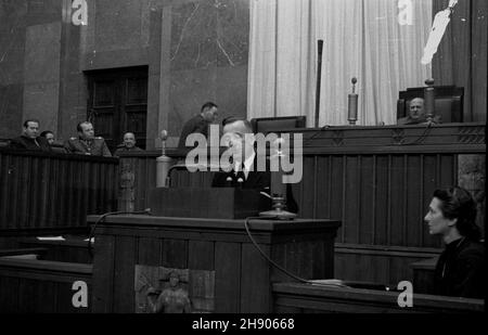 Warszawa, 1947. Posiedzenie Sejmu Ustawodawczego. NZ. minister skarbu Konstanty D¹browski wyg³asza przemówienie. Z prawej marsza³ek Sejmu W³adys³aw Kowalski. W ³awach rz¹dowych m.in. Wicepremier Antoni Korzycki (1L), marsza³ek Micha³ Rola ¯ymierski (3L). ka PAP/Jerzy Baranowski Dok³adny miesi¹c i dzieñ wydarzenia nieustalone. Warschau, 5. Februar 1947. Die Sitzung des Gesetzgebenden Sejm 1st. Im Bild: Finanzminister Konstanty Dabrowski hält eine Rede. Von rechts Sejm Speaker Wladyslaw Kowalski. Auf den Regierungsbänken der stellvertretende Premierminister Antoni Korzycki (1st von links), Marschall Michal Rola Zy Stockfoto