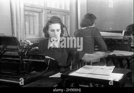 Polska, 1947. Biuro instytucji finansowej. NZ. Pracownice przy maszynach licz¹cych marki Astra. bb PAP Dok³adny dzieñ wydarzenia nieustalony. Polen, 1947. Ein Finanzinstitut. Im Bild: Mitarbeiter bei Astra Rechenmaschinen. bb PAP Stockfoto