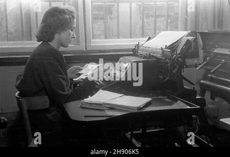 Polska, 1947. Biuro instytucji finansowej. NZ. Pracowica przy maszynie licz¹cej marki Astra. bb PAP Dok³adny miesi¹c i dzieñ wydarzenia nieustalone. Polen, 1947. Ein Finanzinstitut. Im Bild: Ein Mitarbeiter bei Astra Rechenmaschinen. bb PAP Stockfoto