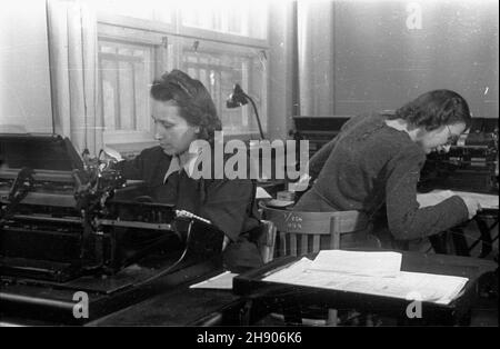 Polska, 1947. Biuro instytucji finansowej. NZ. Pracownice przy maszynach licz¹cych marki Astra. bb PAP Dok³adny dzieñ wydarzenia nieustalony. Polen, 1947. Ein Finanzinstitut. Im Bild: Mitarbeiter bei Astra Rechenmaschinen. bb PAP Stockfoto
