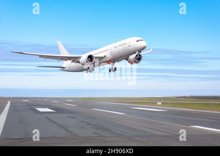 Passagierflugzeug Jet fliegen über Start-Start-Start-Start-Start vom Flughafen Stockfoto