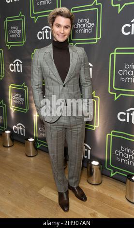 New York, USA. 02nd Dez 2021. Chase Stokes nimmt am 2. Dezember 2021 an der „Bring Change to Mind“-Gala in der City Winery in New York Teil. Die „Bring Change to Mind“-Gala ist eine besondere Feier zur Unterstützung der psychischen Gesundheit von Jugendlichen, um Mittel für Programme zur Bekämpfung des Stigmas im Zusammenhang mit psychischen Erkrankungen zu sammeln. (Foto von Lev Radin/Sipa USA) Quelle: SIPA USA/Alamy Live News Stockfoto