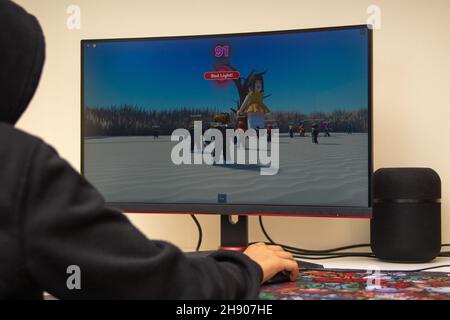 Vilnius, Litauen - 09. Oktober 2021: Teenager spielen zu Hause das Videospiel Squid Game auf dem Computer. Squid Spiel in Roblox Global Gaming veröffentlicht Stockfoto