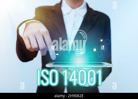 Konzeptionelle Anzeige ISO 14001. Internet-Konzept eine Reihe von Standards im Zusammenhang mit Umweltmanagement Lady in Suit zeigt auf Tablet Showing Stockfoto