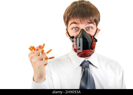 Junger Mann in der Maske hält eine auf dem weißen Hintergrund isolierte Zigarette Stockfoto