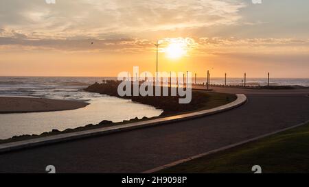 Strand Ocean River Mündung silhouetted Fischer auf Anlegesteg am frühen Morgen Morgendämmerung Sonnenaufgang Freizeit Lebensstil eine malerische Landschaft Stockfoto