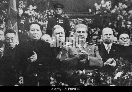 MOSKAU, RUSSLAND - 21. Dezember 1949 - Mao an Stalins Seite bei einer Zeremonie anlässlich Stalins 71st. Geburtstag im Dezember 1949 in Moskau. Hinter zwischendurch Stockfoto