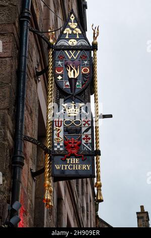 Edinburgh, Schottland - 20. Nov 2021: Das Schild für das Witchery Restaurant in Edinburgh. Stockfoto