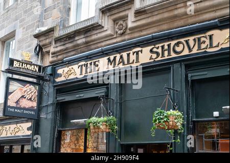 Edinburgh, Schottland - 20. Nov 2021: Die Vorderseite der Malt Shovel Bar in Edinburgh. Stockfoto