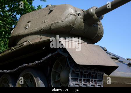 sowjetischer Panzer aus dem zweiten Weltkrieg T-34-85. Mittlerer Tank im Freilichtmuseum. Höhe Des Marschalls Konev. Altes Militärfahrzeug. Charkiw, Ukraine - August 2 Stockfoto